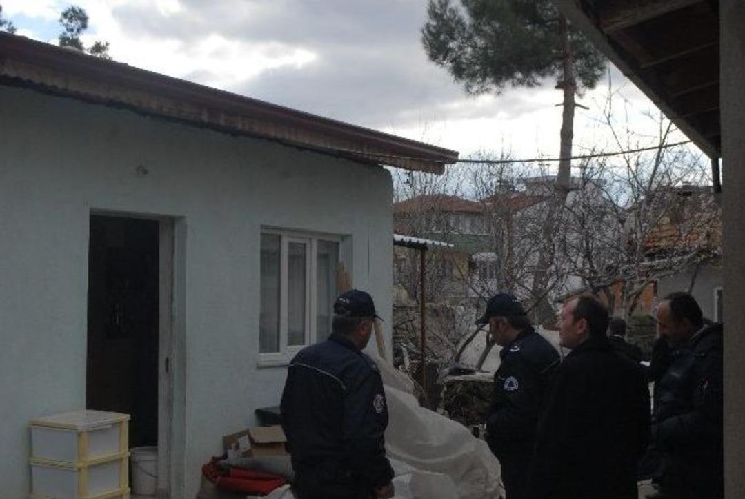 &Uuml;st&uuml;ne Baca Yıkılan Yaşlı Kadın Hayatını Kaybetti