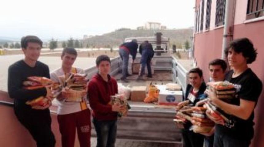 Liseli &Ouml;ğrencilerden Suriye'ye Yardım Kampanyasına Destek