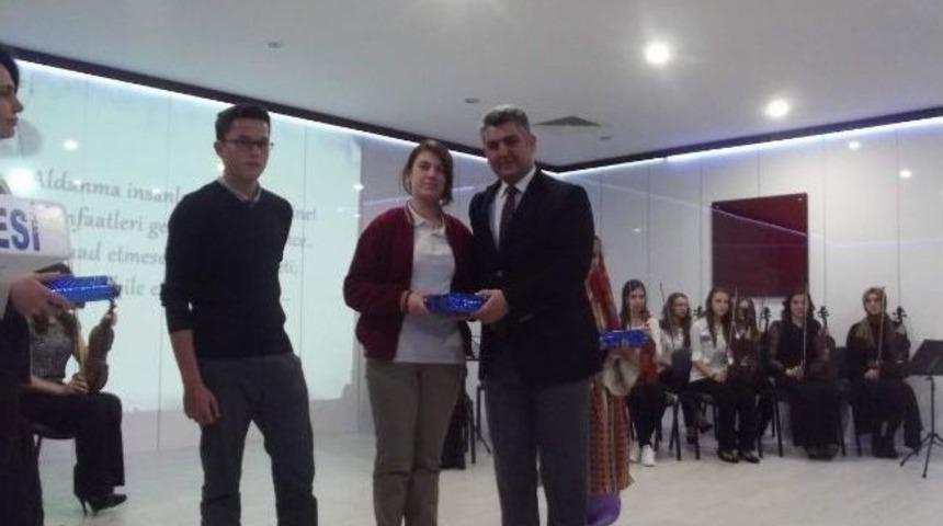 Boz&uuml;y&uuml;k'te De Mehmet Akif Anıldı