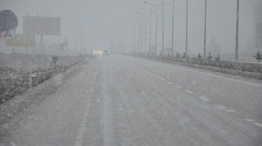 Erzurum&rsquo;da Kar Yağışı Ve Tipi