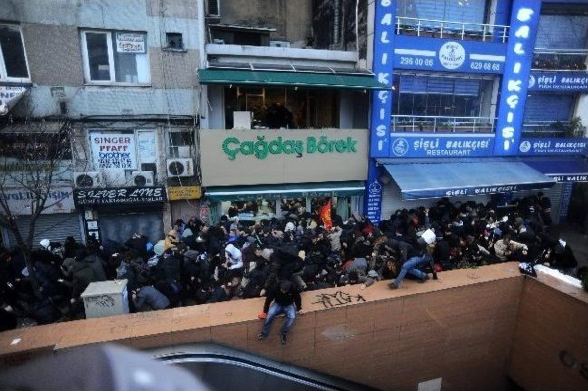 Osmanbey'de İzinsiz Y&uuml;r&uuml;y&uuml;şe Polis M&uuml;dahalesi