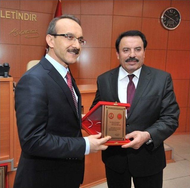 Uşak'ta İl Genel Meclisi Üyelerine Plaketli Uğurlama