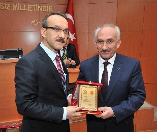 Uşak'ta İl Genel Meclisi Üyelerine Plaketli Uğurlama