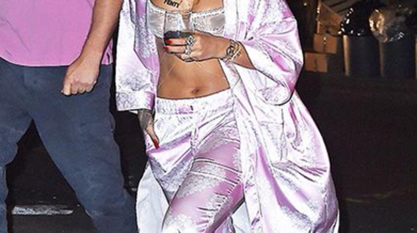 Rihanna'nın ilgin&ccedil; pijama stili