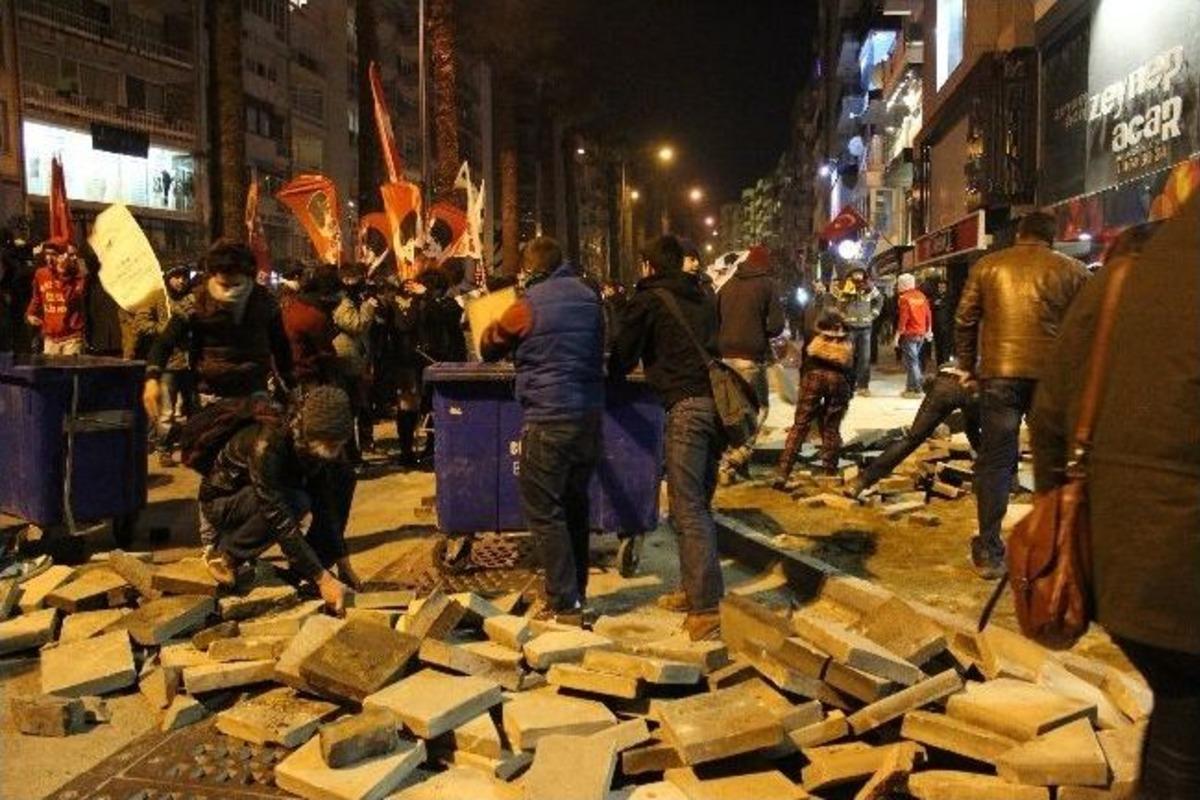 Berkin Elvan'nın &Ouml;l&uuml;m&uuml;n&uuml; Protesto Eden Gruba Polis M&uuml;dahalede Bulundu