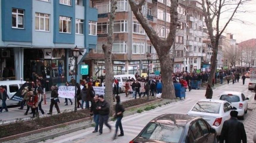 Berkin Elvan'ın &Ouml;l&uuml;m&uuml; Bandırmada Protesto Edildi