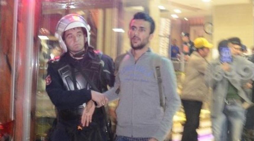 İzinsiz G&ouml;steri D&uuml;zenleyerek Ak Parti Binasına Y&uuml;r&uuml;mek İsteyen Gruba Polis M&uuml;dahale Etti