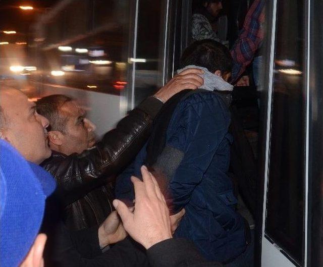 İzinsiz Gösteri Düzenleyerek Ak Parti Binasına Yürümek İsteyen Gruba Polis Müdahale Etti