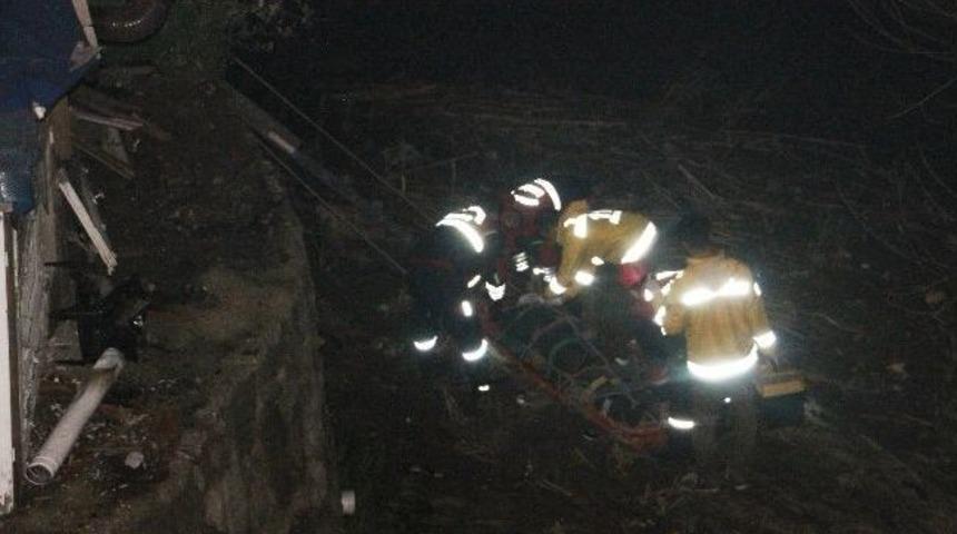 Dereye D&uuml;şen Alkoll&uuml; Şahsı İtfaiye Ve Sağlık Ekipleri Kurtardı