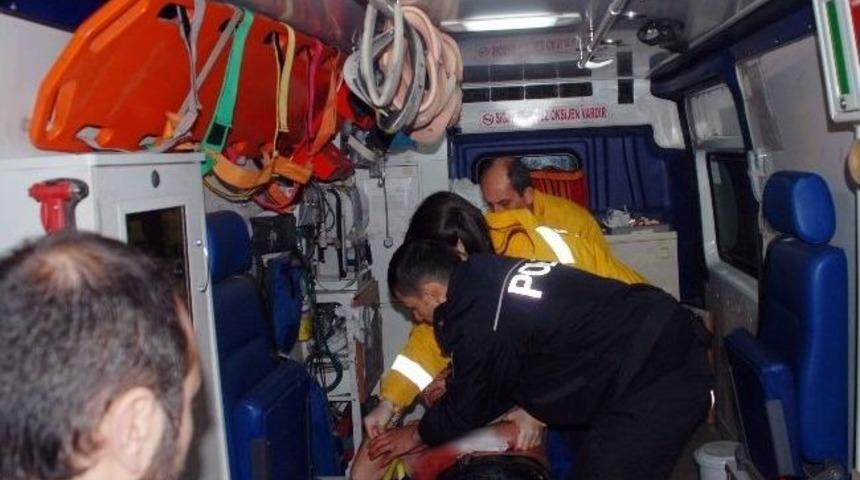 Bileklerini Kesen Alkoll&uuml; Şahıs Polise Zor Anlar Yaşattı