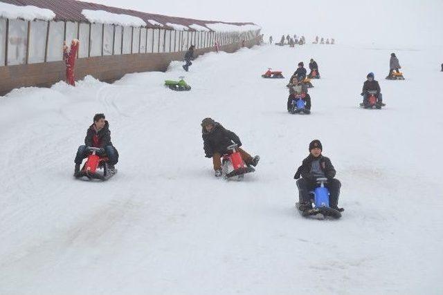 Erciyes’te Sisli Havada Kayak Keyfi