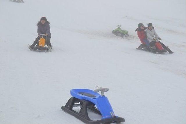 Erciyes’te Sisli Havada Kayak Keyfi