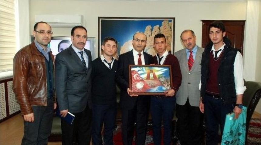 Vali Demirtaş&rsquo;a Anlamlı Armağan