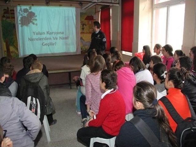 Öğrenciler Trafik Konusunda Bilgilendiriliyor 1