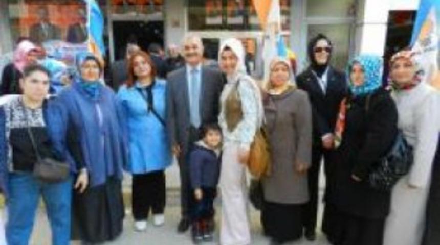 Osmancık&rsquo;ta AK Kadınlar Ev Ev Gezerek Oy İstiyorlar