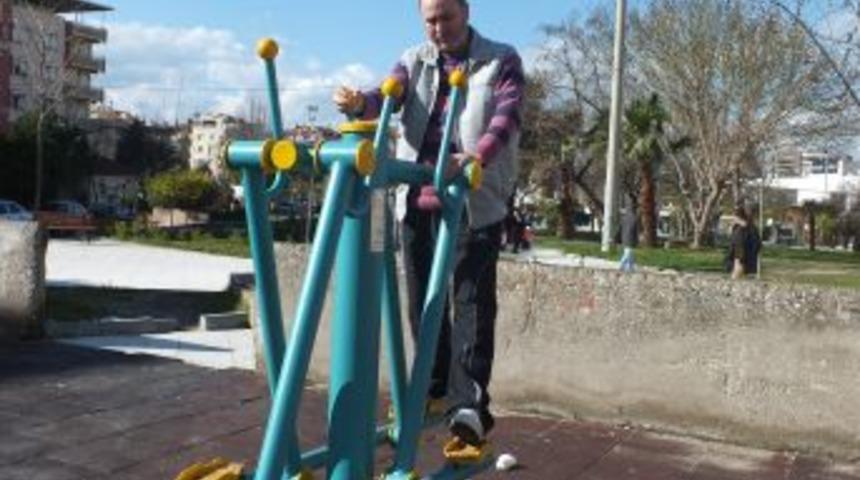 BAŞKANA TEŞEKK&Uuml;R ETİLER