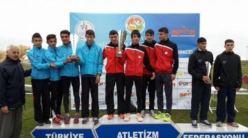Kağıtsporlu Atletler Kros Ligi'ni Kupalarla Kapattı