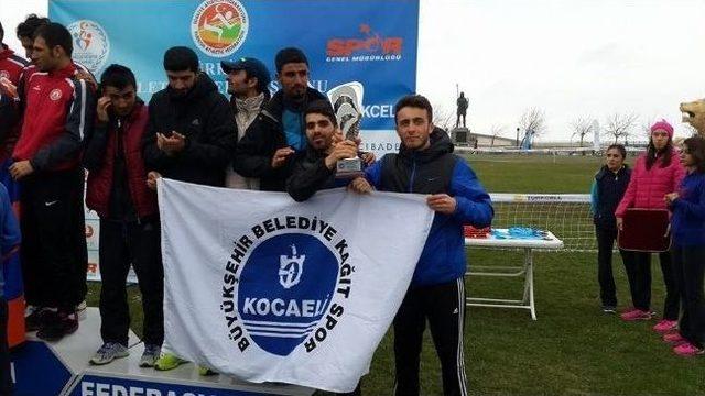 Kağıtsporlu Atletler Kros Ligi'ni Kupalarla Kapattı