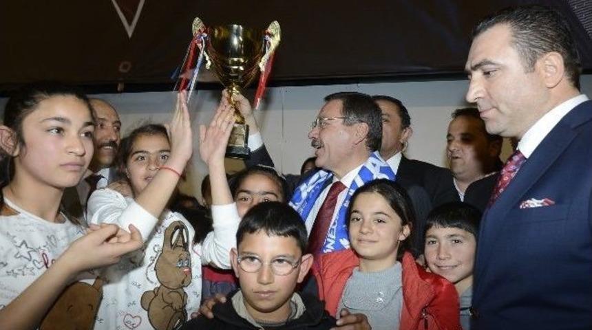 Başkan G&ouml;k&ccedil;ek&rsquo;ten Sporculara Destek