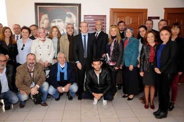 İl Sağlık M&uuml;d&uuml;r&uuml; H&uuml;l&uuml;r, Gazetecilerle Bir Araya Geldi 1