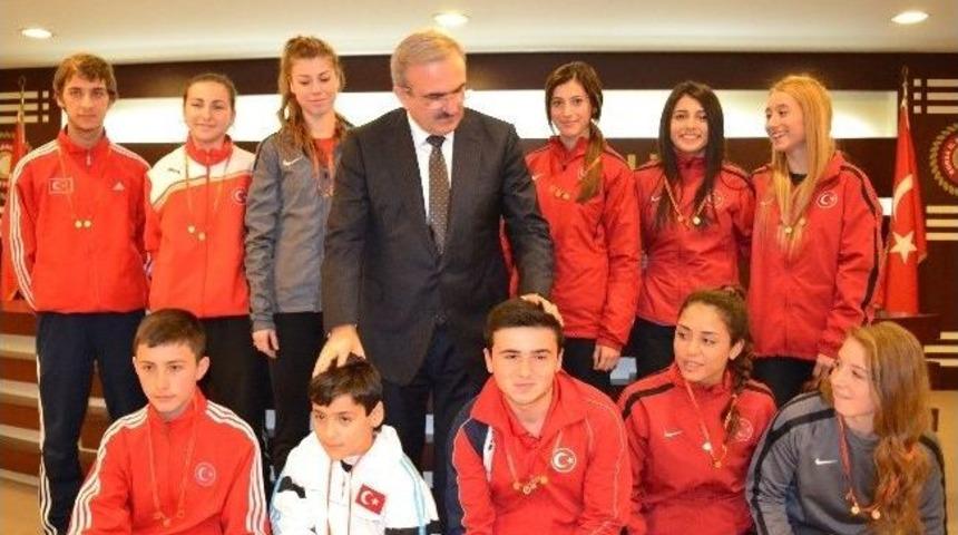 Şampiyonlar &Ouml;d&uuml;llendirildi