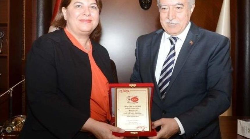 İşkad&rsquo;dan Aldırmaz&rsquo;a Plaket