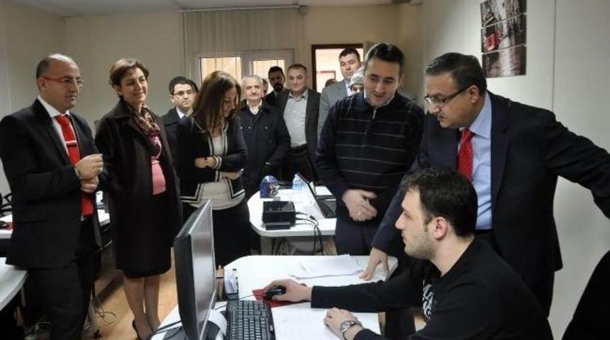 Vali Ali İhsan Su D&uuml;zce Teknoparkı Ziyaret Etti