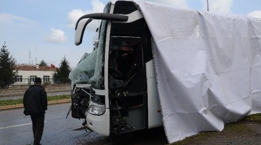 Samsun'da Yolcu Otob&uuml;s&uuml; Kaza Yaptı: 4 Yaralı