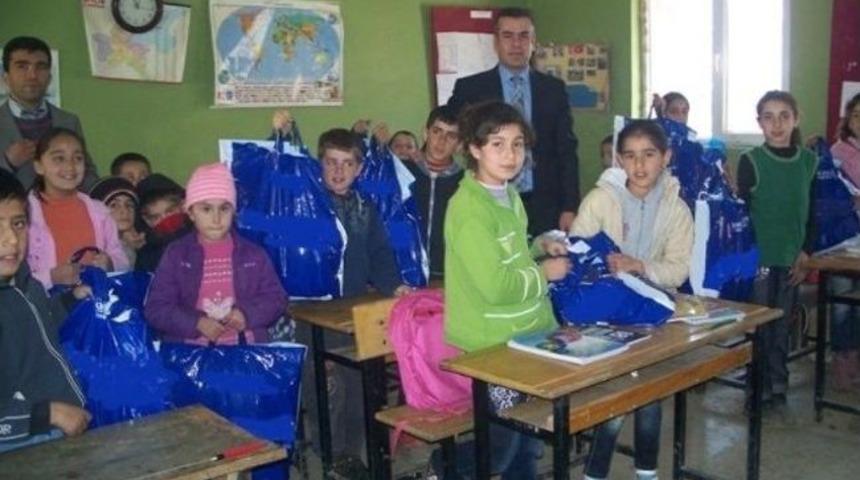 Mutki&rsquo;deki K&ouml;y Okullarına Giyim Yardımı