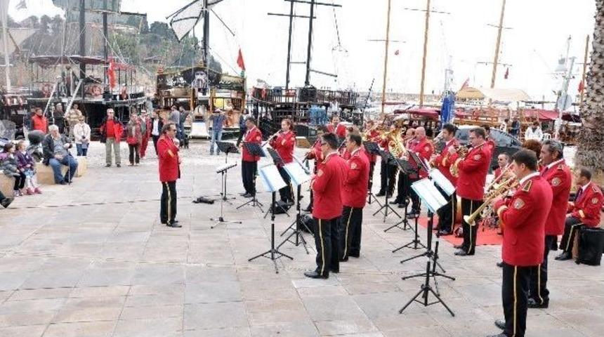 B&uuml;y&uuml;kşehir Bandosu&rsquo;ndan Yat Limanı&rsquo;nda Konser