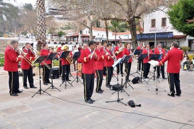 Büyükşehir Bandosu’ndan Yat Limanı’nda Konser