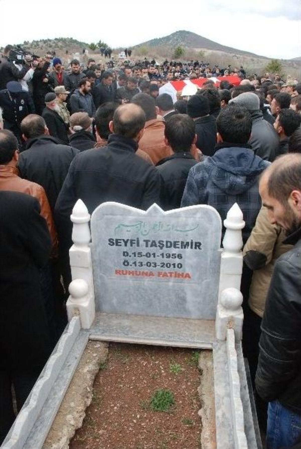 Şehit Polis, Babasının &Ouml;ld&uuml;ğ&uuml; G&uuml;n Toprağa Verildi