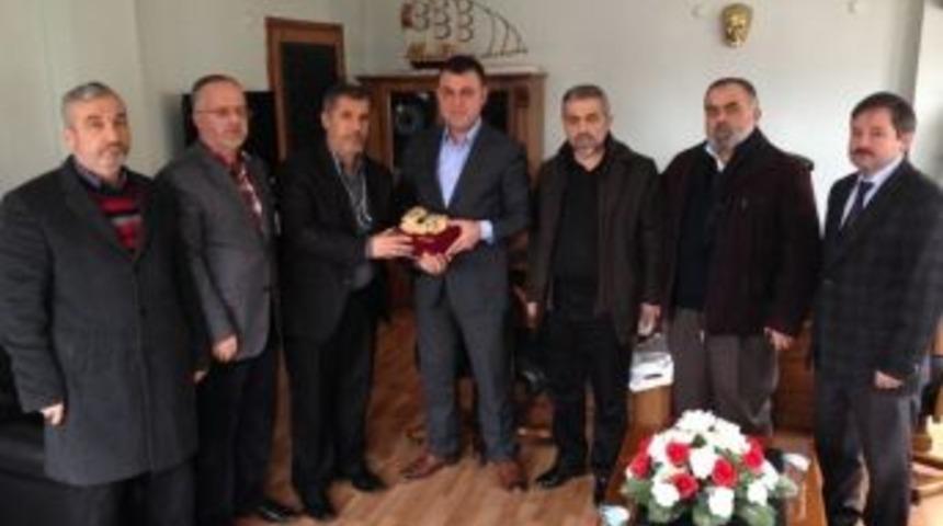 İhh Heyetinden Başkan Yavuz&rsquo;a Plaket