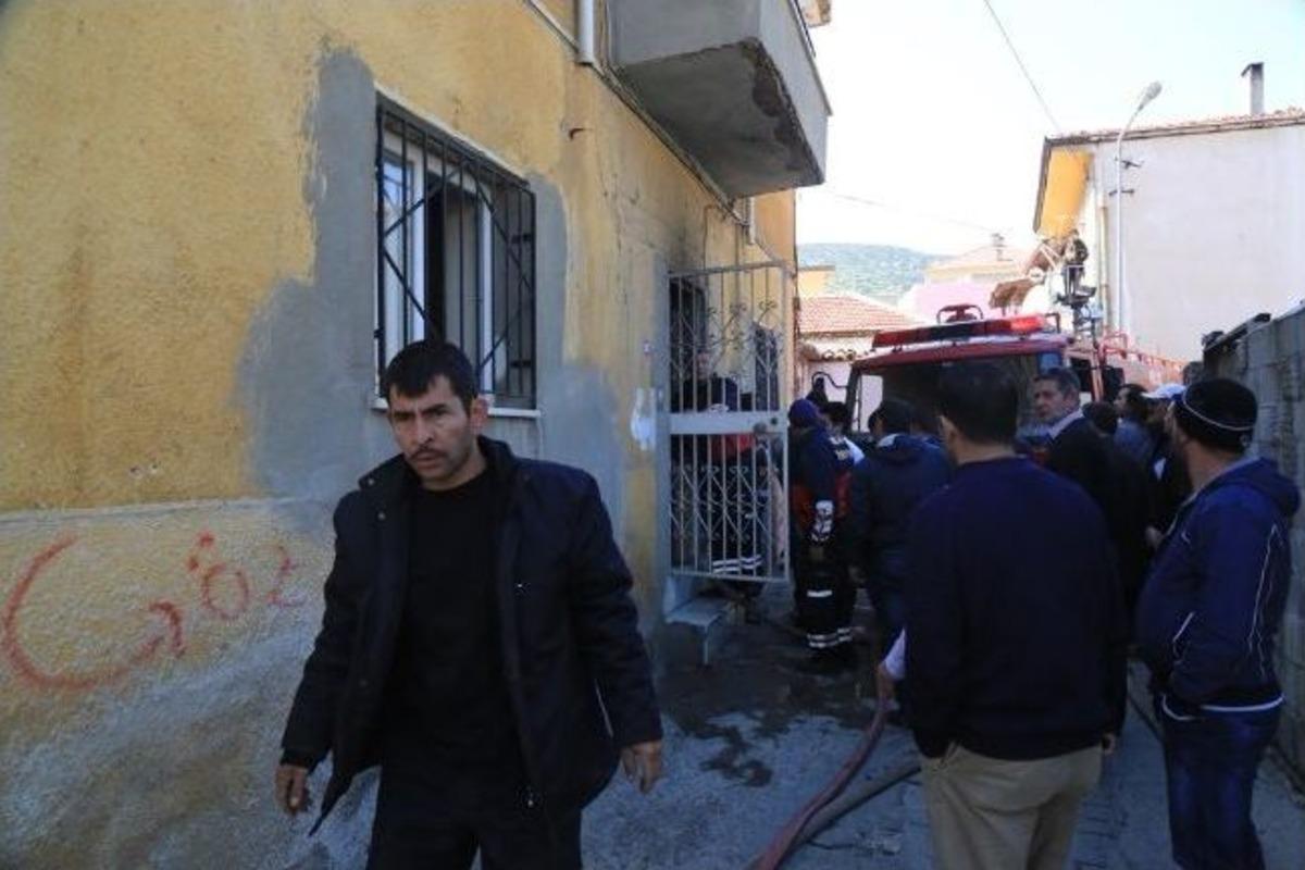 Yanan Evden Son Anda Komşuları Kurtardı