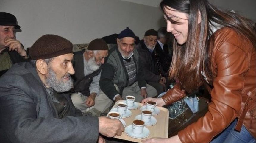&Uuml;niversitelilerden Huzurevi Sakinleriyle Kahve Molası