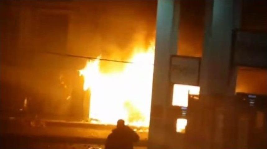 (&ouml;zel Haber) Akaryakıt İstasyonu Yanındaki Ak Parti Binasına Saldırıda Faciadan D&ouml;n&uuml;ld&uuml;