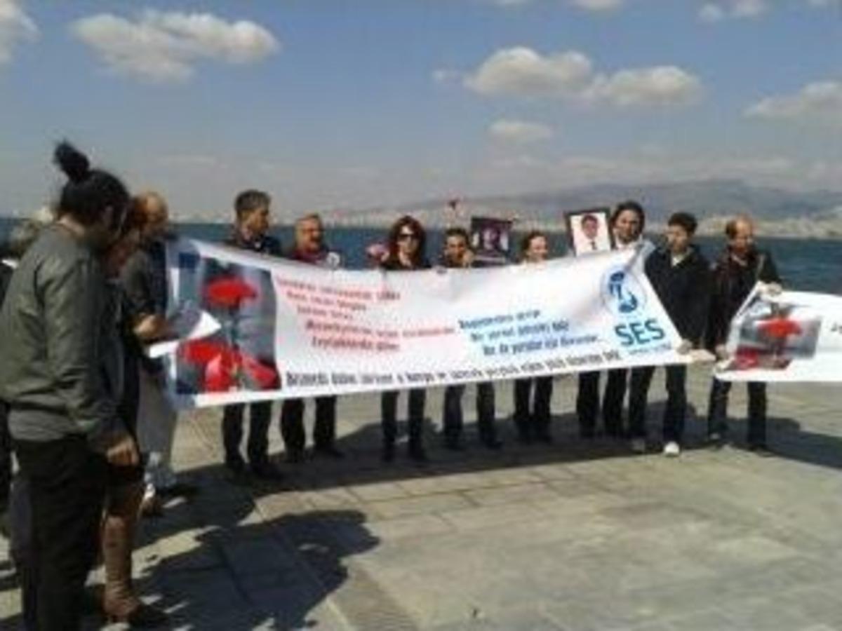 İzmir'de Ses &Uuml;yeleri &Ouml;len Arkadaşlarını Andı