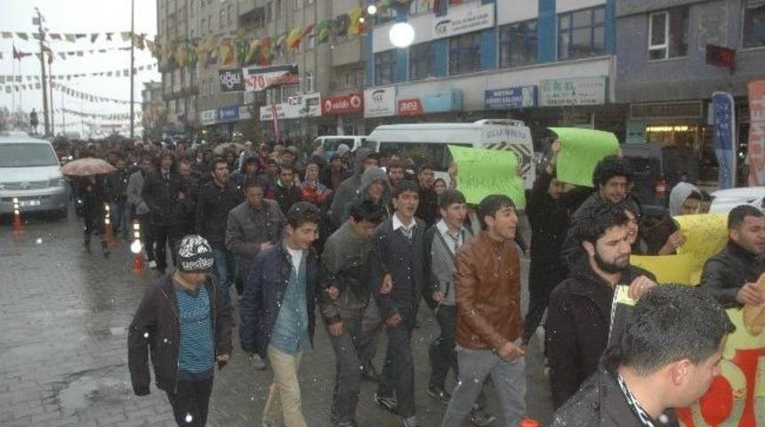 Hakkari C&ouml;der &Uuml;yesi &Ouml;ğrenciler Berkin İ&ccedil;in Y&uuml;r&uuml;d&uuml;