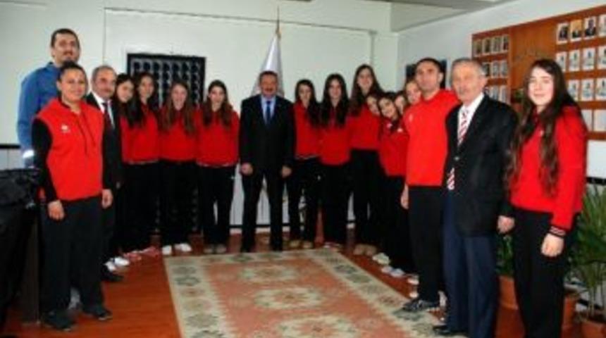 Şampiyonlardan İl Milli Eğitim M&uuml;d&uuml;r&uuml;ne Ziyaret