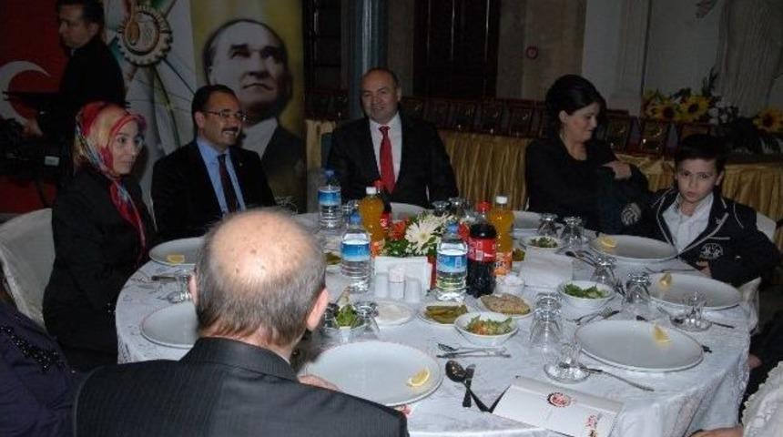Uşak Belediye Meclisi'nde Veda Gecesi D&uuml;zenlendi