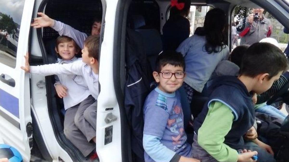 Polislerin Minik &Ouml;ğrencilerle İmtihanı