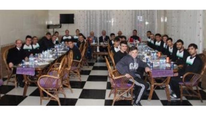 Akdağmadeni Belediye Başkanı Suphi Daştan Akdağmadeni Belediyespor Futbolcuları İle Buluştu