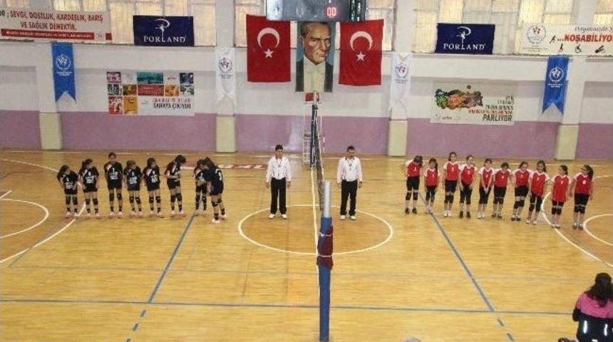 K&uuml;&ccedil;&uuml;k Kızlar-erkekler Voleybol Grup M&uuml;sabakaları Başladı