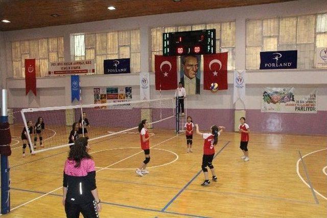 K&uuml;&ccedil;&uuml;k Kızlar-erkekler Voleybol Grup M&uuml;sabakaları Başladı 1