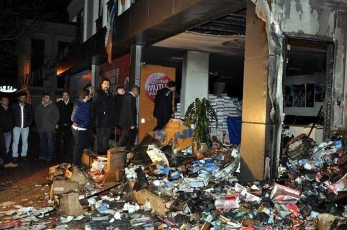 Başeğmez, Yakılan Se&ccedil;im İrtibat B&uuml;rosunun Fotoğraflarını Paylaştı