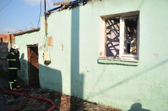 Yangın Bir Evi K&uuml;le &Ccedil;evirdi 1