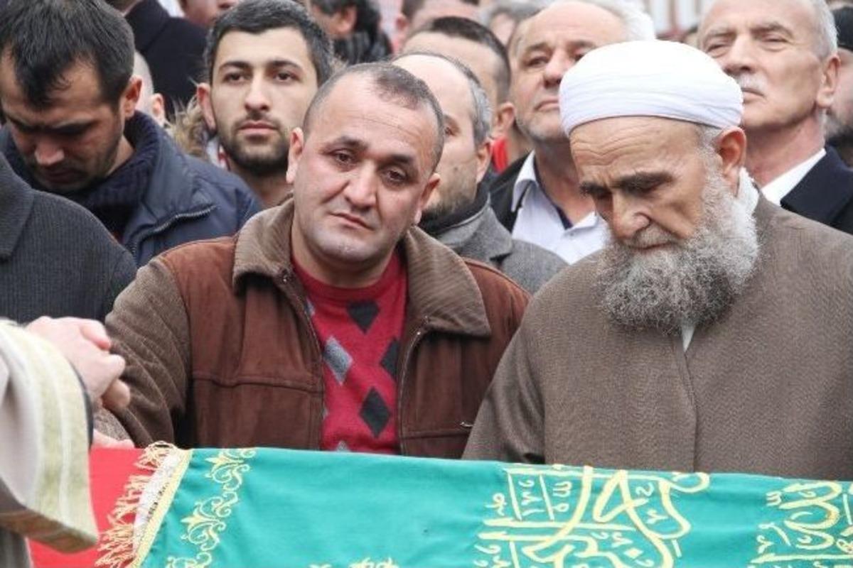 &Ouml;ld&uuml;r&uuml;len Burak Can Karamanoğlu İ&ccedil;in Cenaze T&ouml;reni D&uuml;zenlendi