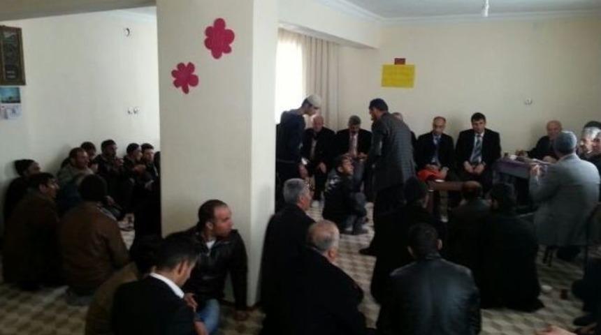 Sekmen, &Ccedil;at Ve K&ouml;ylerinde Se&ccedil;im &Ccedil;alışmalarını S&uuml;rd&uuml;rd&uuml;