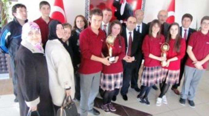 Gediz Mna Anadolu Lisesi Halk Oyunları Ekibinden Kaymakam Yılmaz&rsquo;a Teşekk&uuml;r Ziyareti