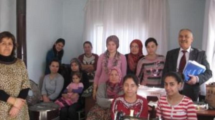 Burhaniye&rsquo;de K&ouml;yl&uuml; Kadınlar &Ccedil;eyiz Hazırlıyor